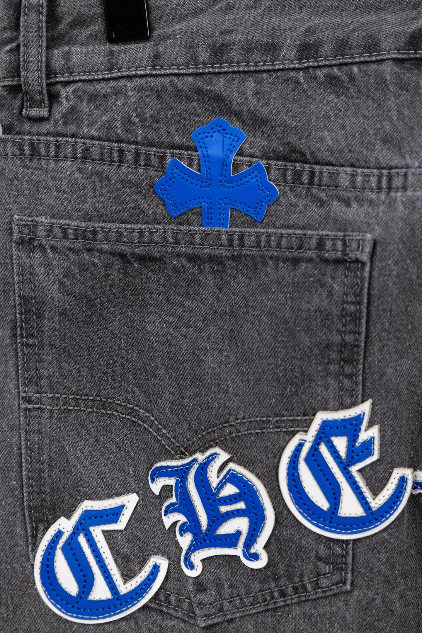 P240 Chromehearts limited edition blue and white classic cross patch leather gray jeans, priced at 34W level, patchwork cross pattern embellishment, washed jeans! ! An absolutely high-end luxury product, a 1.9W-level god-level single product, a super popular product, made by top heavy industry, a magic weapon that cannot be missed! [About Zangyin] This is an extremely luxurious fashion brand that can also be called the aristocracy of the high street. It has always been an exclusive brand for some hipsters or rich second generations. Compared with ordinary high streets, it is more luxurious and noble. Compared with luxury brands, it is more fashionable and individual. It has always been a brand that I have a special liking for. [Top heavy industry fashion design] Consistently high-street luxury style. Speaking of this style, the Zangyin family and GU family are definitely the leading representative brands. Especially the Zangyin family has really achieved a state-of-the-art effect in creating high-street style. The unique washed material is used to create this style. The color system is already quite eye-catching. After it is decorated with patchwork cross flowers, it cleverly highlights the charm of the brand. Secondly, this style uses classic The high-waist cutting design highlights the long legs and fashionable temperament of the upper body. The brand is highly recognizable and the slim fit configuration is more suitable for daily wear. It is a product that interprets personality, fashion, and specifications at a glance. This single product is enough to make any fan excited. It can be a white T-shirt for a youthful college style, or a tight suspender for a royal style. It has strong matching ability and can be easily controlled by men.  [Materials and craftsmanship] Needless to say, this point goes without saying. As an excellent craftsman brand, Zangyin’s requirements for details and craftsmanship are really perfect. The washed color of this model has gone through so many processes, not to mention the embellishment of denim appliques. It is also purely hand-made and sewn. Just like what they believe in, only hand-made things have soul and have the meaning of wear. A top-notch heavy-duty fashionable denim item, I look forward to your perfect interpretation! !  Color: Gray Size: 28-34